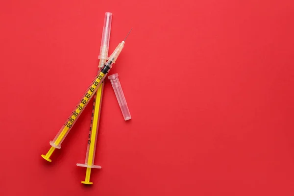 Strzykawki Wstrzykiwań Insuliny Kolorowym Tle Pojęcie Cukrzycy — Zdjęcie stockowe