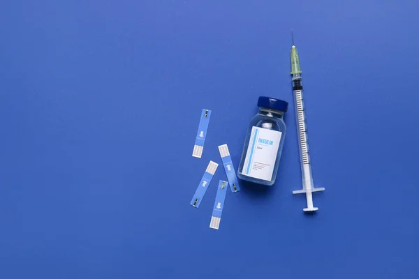 Lahvička Inzulínu Injekční Stříkačkou Testovacími Proužky Glukometru Barevném Pozadí Diabetes — Stock fotografie
