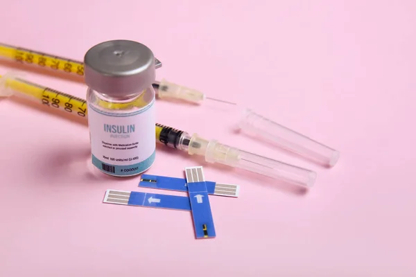 Frasco Insulina Con Jeringas Tiras Prueba Glucosímetro Sobre Fondo Color — Foto de Stock