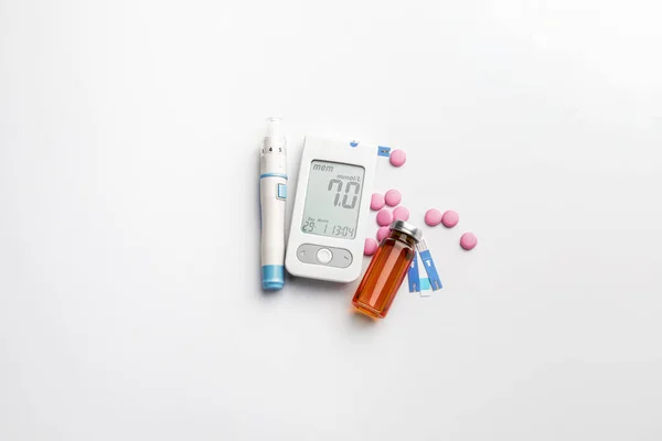 Glucometer Lancet Pen Pillen Een Fles Insuline Witte Achtergrond Diabetes — Stockfoto