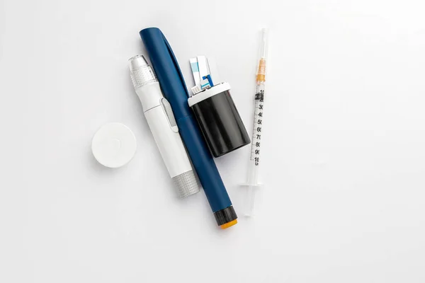 Lancet Stifte Spritzen Und Teststreifen Für Glukometer Auf Weißem Hintergrund — Stockfoto