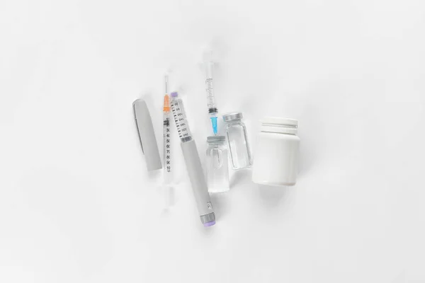 Spritzen Flaschen Mit Insulin Und Tabletten Auf Weißem Hintergrund Diabetes — Stockfoto