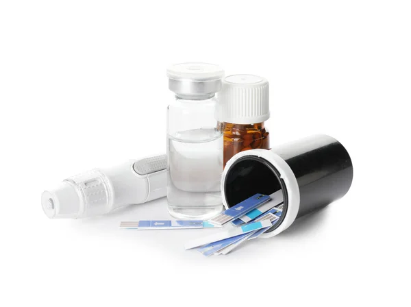 インスリンのボトル 白地にグロメットとランセットペンのテストストリップ 糖尿病の概念 — ストック写真