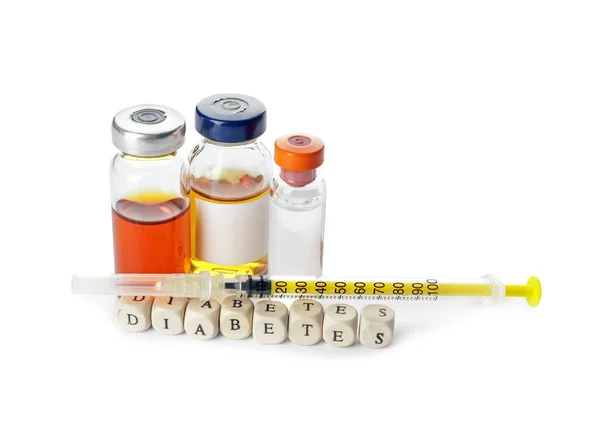 インスリンのボトル 注射器と白の背景に単語の糖尿病 — ストック写真