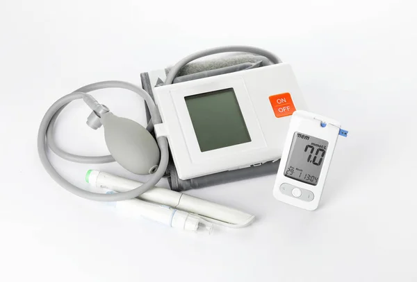 Glucometer Sphygmomanometer Syringe Lancet Pen White Background Diabetes Concept — Stock Photo, Image