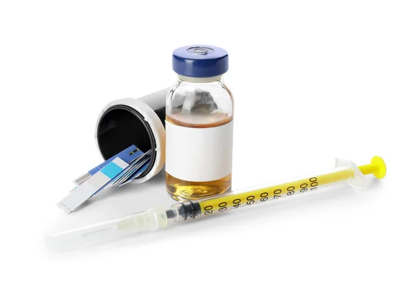白地に血糖値 インスリンと注射器のボトルのテストストリップ 糖尿病の概念 — ストック写真