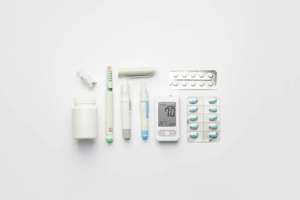 Glucosímetro Pastillas Bolígrafos Lancet Jeringa Sobre Fondo Blanco Concepto Diabetes —  Fotos de Stock