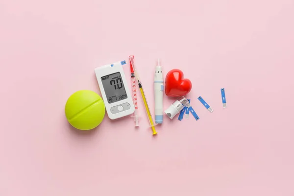 Glucometer Met Pillen Spuiten Strips Lancet Pen Kleurachtergrond Diabetes Concept — Stockfoto