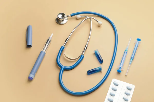 Stetoskop Tabletkami Strzykawkami Kolorowym Tle Pojęcie Cukrzycy — Zdjęcie stockowe