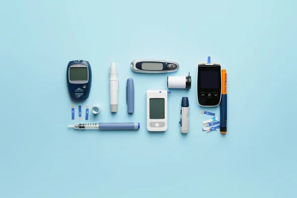 Glucometers Met Lancetpennen Teststrips Spuiten Kleurondergrond Diabetes Concept — Stockfoto