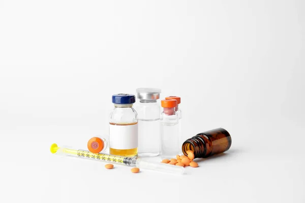 白い背景に丸薬や注射器とインスリンのボトル 糖尿病の概念 — ストック写真