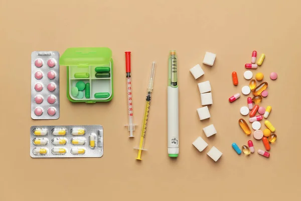 Suikerklontjes Pillen Spuiten Kleurachtergrond Diabetes Concept — Stockfoto