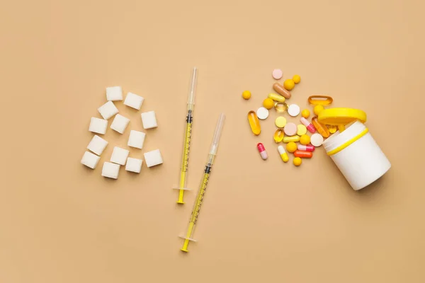 Cukorkockák Tabletták Fecskendők Színes Háttérrel Cukorbetegség Fogalma — Stock Fotó
