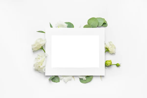 Composição Com Cartão Branco Flores Sobre Fundo Branco — Fotografia de Stock