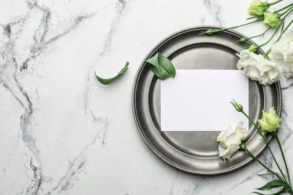 Samenstelling Met Blanco Kaart Bloemen Witte Achtergrond — Stockfoto