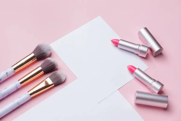 Sammansättning Med Tomma Kort Och Makeup Kosmetika Färg Bakgrund — Stockfoto