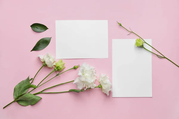 Composição Com Cartões Branco Flores Sobre Fundo Cor — Fotografia de Stock