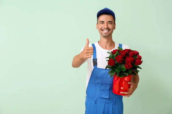 Entrega Hombre Con Ramo Flores Que Muestra Pulgar Hacia Arriba — Foto de Stock