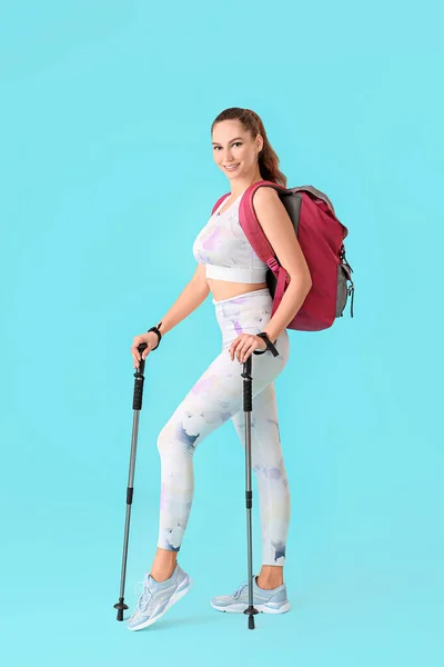具有彩色背景的步行杆的年轻妇女 — 图库照片