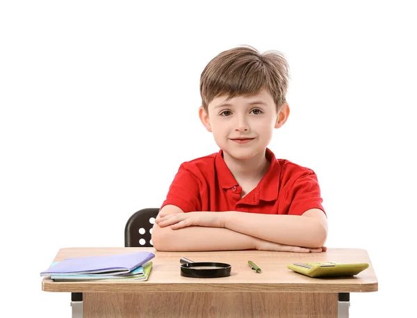 Mały Uczeń Siedzący Przy Szkolnym Biurku Białym Tle — Zdjęcie stockowe