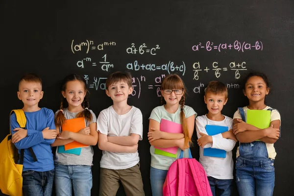 Leuke Leerlingen Buurt Van Schoolbord Klas — Stockfoto