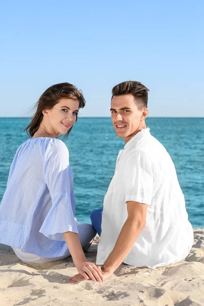在海滩上快乐的年轻夫妇 — 图库照片