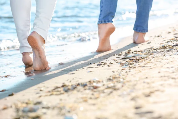 Barefoot Young Couple Sea Beach — Stock Photo, Image