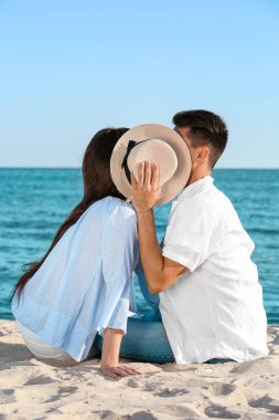 Deniz kıyısındaki mutlu genç çift