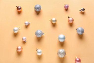 Renkli arka planda güzel Noel topları