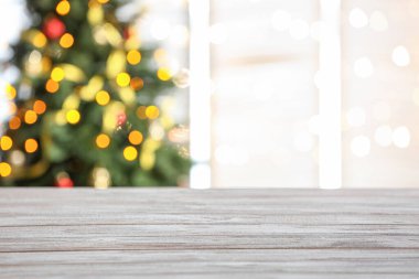 Boş ahşap masa bulanık Noel ışıklarına karşı
