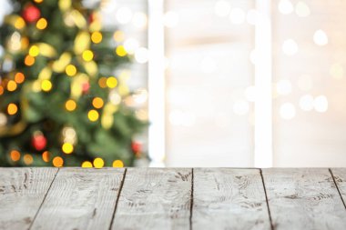 Boş ahşap masa bulanık Noel ışıklarına karşı