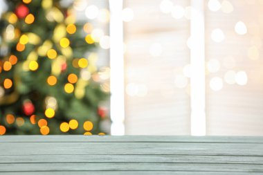 Boş ahşap masa bulanık Noel ışıklarına karşı