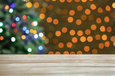 Boş ahşap masa bulanık Noel ışıklarına karşı