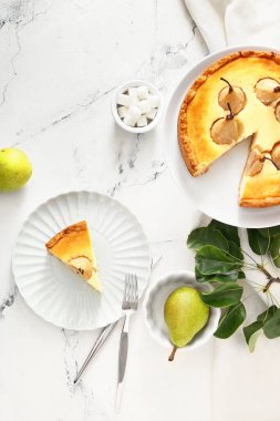 Beyaz arka planda lezzetli armut keki