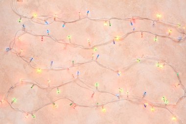 Renk arkaplanındaki Noel ışıkları