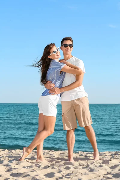 Jovem Casal Feliz Praia Mar — Fotografia de Stock