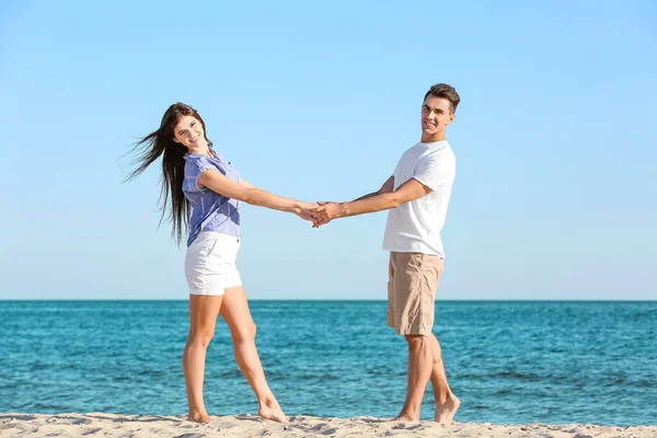 Deniz kıyısındaki mutlu genç çift