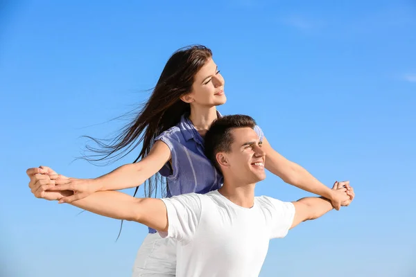 Joyeux Jeune Couple Sur Plage Mer — Photo