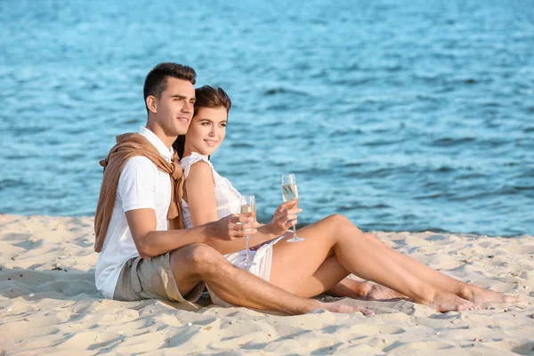 Feliz Joven Pareja Bebiendo Champán Playa Del Mar — Foto de Stock