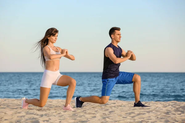 Deportiva Joven Pareja Entrenamiento Playa Del Mar — Foto de Stock