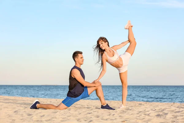 Sporty Young Couple Training Sea Beach — Stock Photo, Image