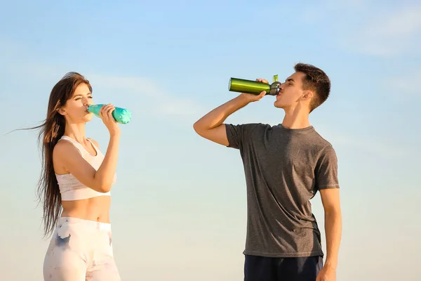 Sporty Young Couple Drinking Water Sea Beach — Stock Photo, Image