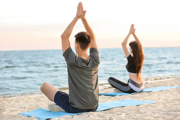 Sporty Young Couple Practicing Yoga Sea Beach — Stock Photo, Image