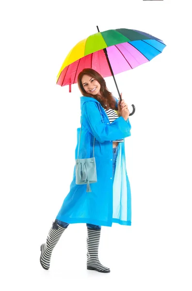 穿着雨衣 头戴白色背景雨伞的年轻漂亮女子 — 图库照片