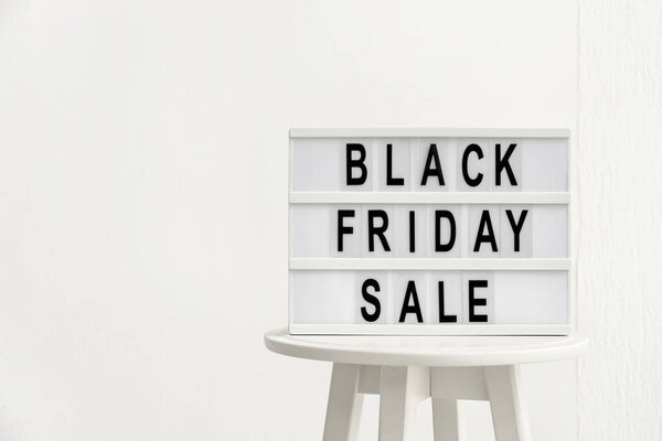 Доска с текстом Черная пятница на белом фоне