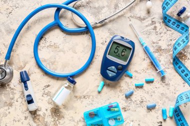 Kalemli glukometre, şırınga, mezura, steteskop ve hafif arkaplanlı ilaçlar. Diyabet kavramı
