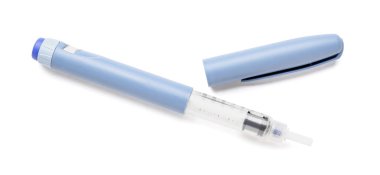 Beyaz arkaplanda insülin enjeksiyonu için şırınga