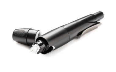 Beyaz arka planda modern tükenmez kalem. Diyabet kavramı