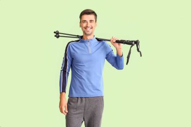 Renkli direkleri olan genç bir adam.