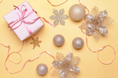 Renkli arkaplanda hediye içeren Noel kompozisyonu